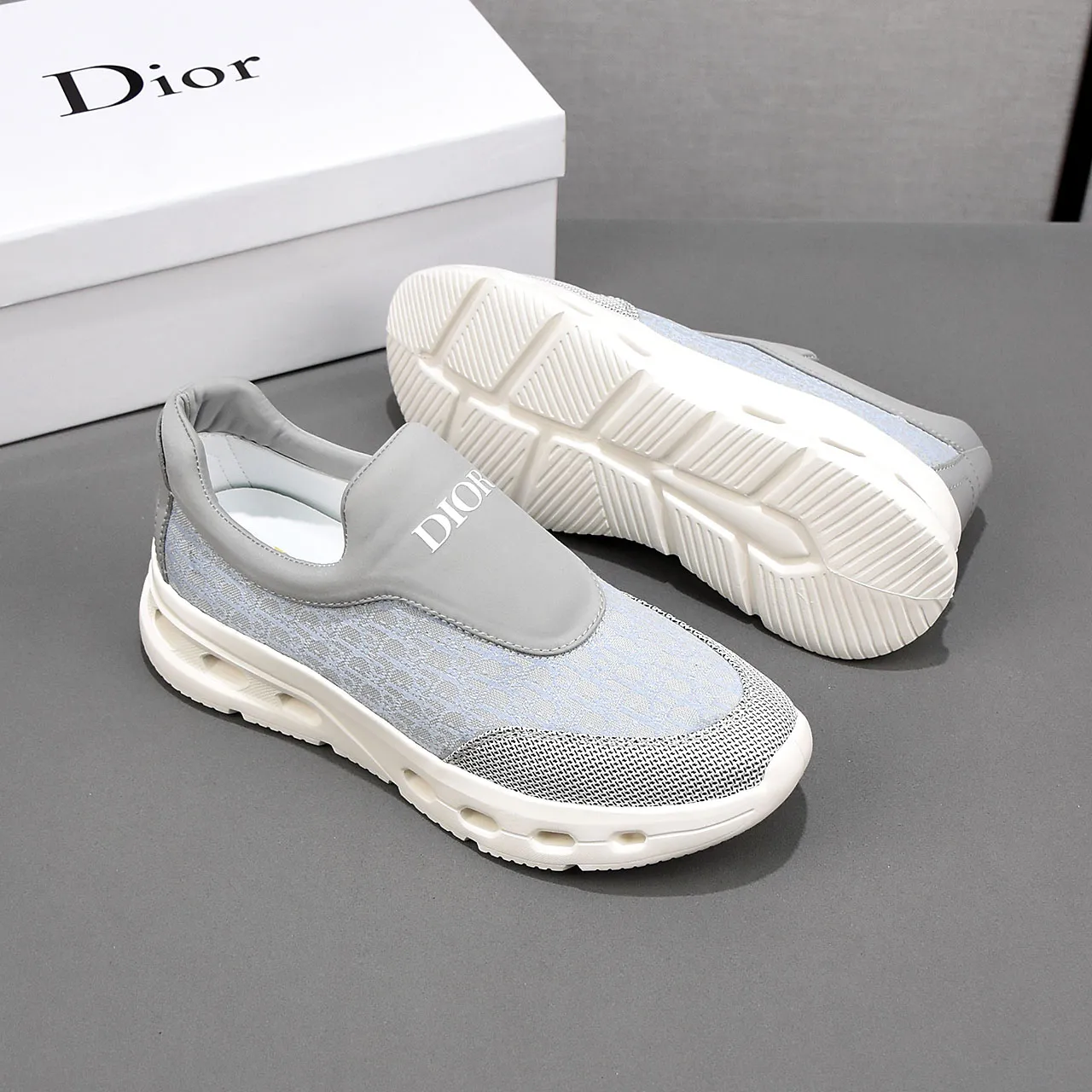PP420🍒🍒🍒Dior's new 🆕low-cut casual sneakers, made of breathable mesh, with brand signature details on the shoe collar to enhance style. Fashionable and versatile, it can complement any look. With a sophisticated design that is both dynamic and modern, this new must-have shoe adds a new dimension to Dior's legacy, displaying modern elegance. Men's shoes 38-44 45🉑️customized